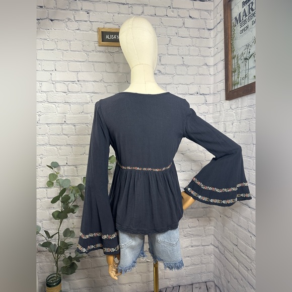 AMERICAN EAGLE OUTFITTERS Embroidered Boho Bell Sleeve blouse - Picture 4 of 6